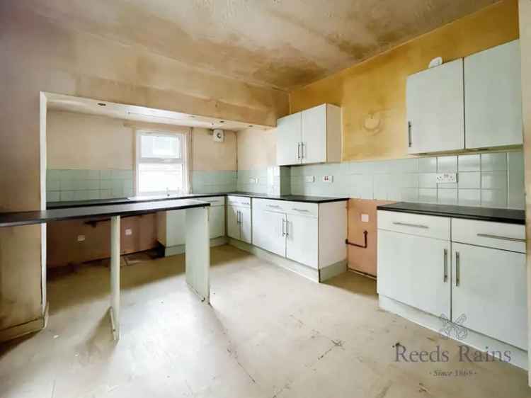 3 Bedroom Mid Terrace House For Sale