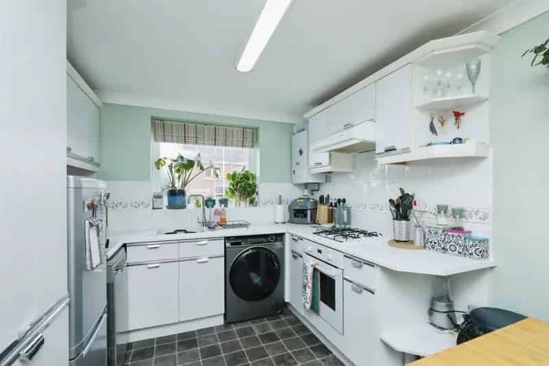 Immaculately Presented 3 Bed Semi Detached House with Conservatory and Garage