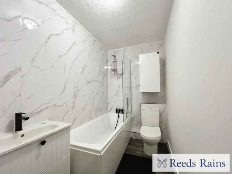 2 Bedroom Flat for Sale Salford Newly Renovated Modern Amenities Gym Communal Gardens