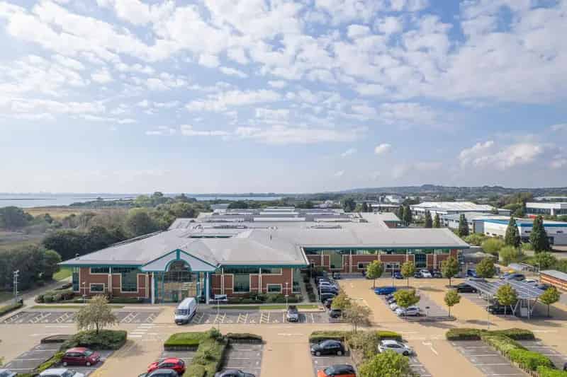 SSE Campus Building: Modern Office Space with Amenities