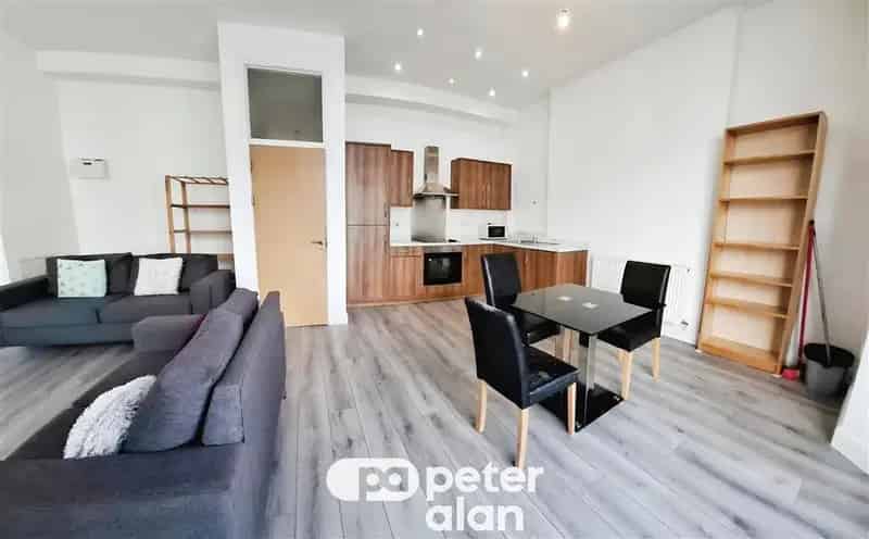 2 Double Bedroom First Floor Apartment - High Standard Refurbishment