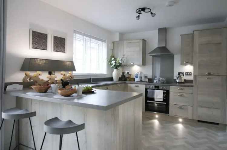4-Bedroom Detached House with Ensuite Bathrooms and Garage