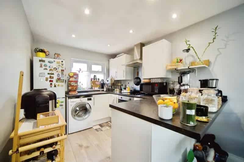 Chain Free 2-Bedroom Apartment Near Schools and Transport