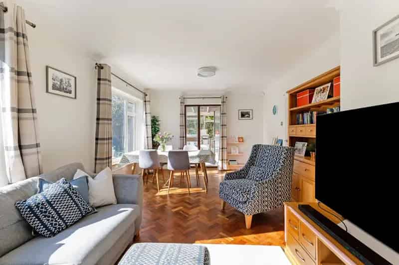 3 Bedroom Detached House For Sale with Garden and Parking