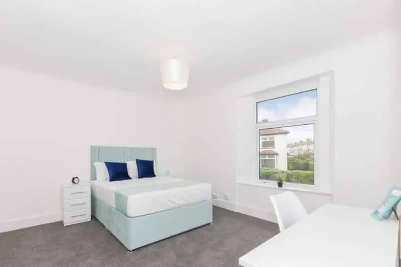 3 Bedroom House with Bay Windows and Modern Living Room