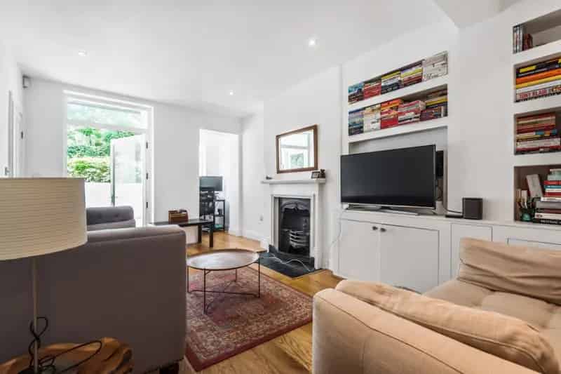 Stunning Refurbished Apartment near Barons Court Station