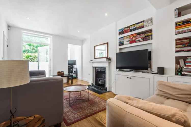 Stunning Refurbished Apartment near Barons Court Station