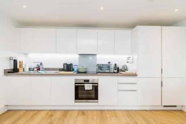 Modern 2-Bed Apartment Meridian Waterside Development Allocated Parking