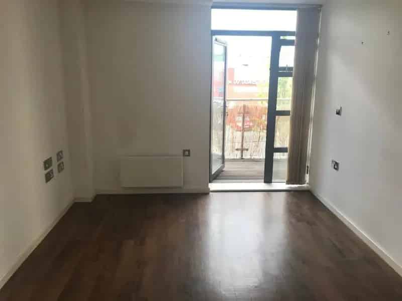 1 Bedroom Apartment Near West One Devonshire Green