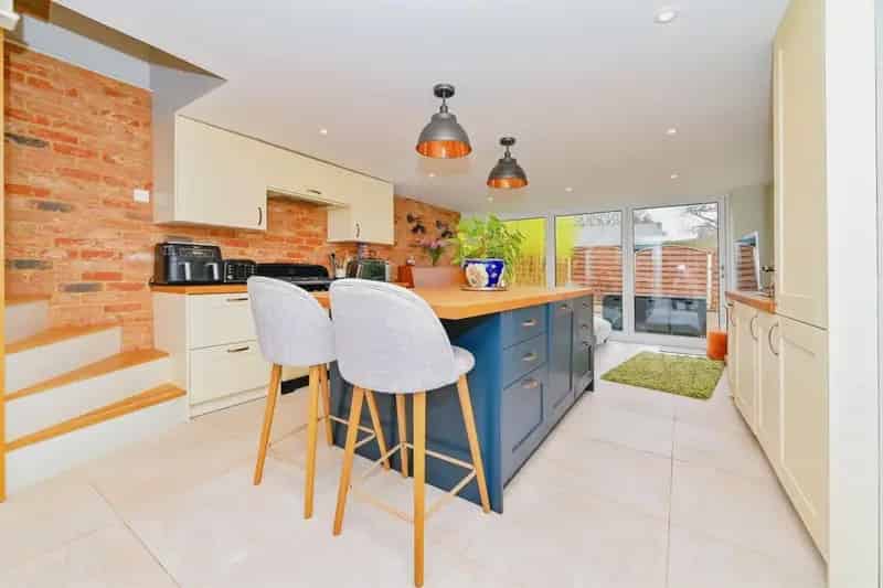 Charming 4-Bedroom Detached Cottage near Bedmond Academy