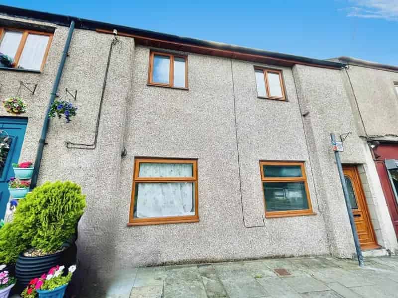 3 Bedroom Terraced House Near Transport and Amenities