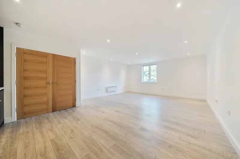 2 Bedroom Apartment Reigate Central Brand New EV Charging