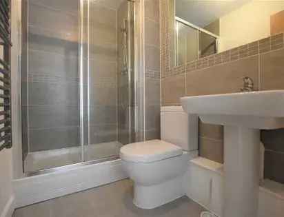 2 Bed Plus Study Luxury Apartment Near Heathrow