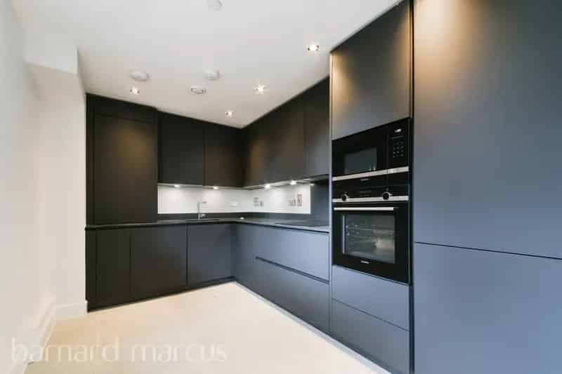 2 Bed 2 Bath Maisonette 865 sq ft Patio Underfloor Heating Smart Home