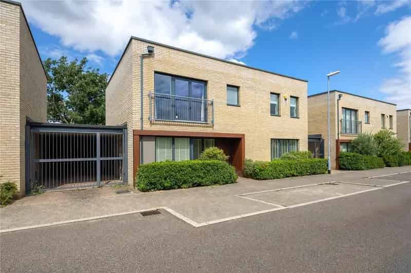 4 Bedroom Detached House To Rent