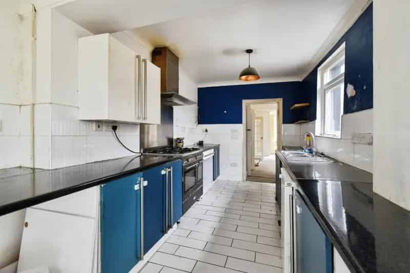 3 bedroom end of terrace house