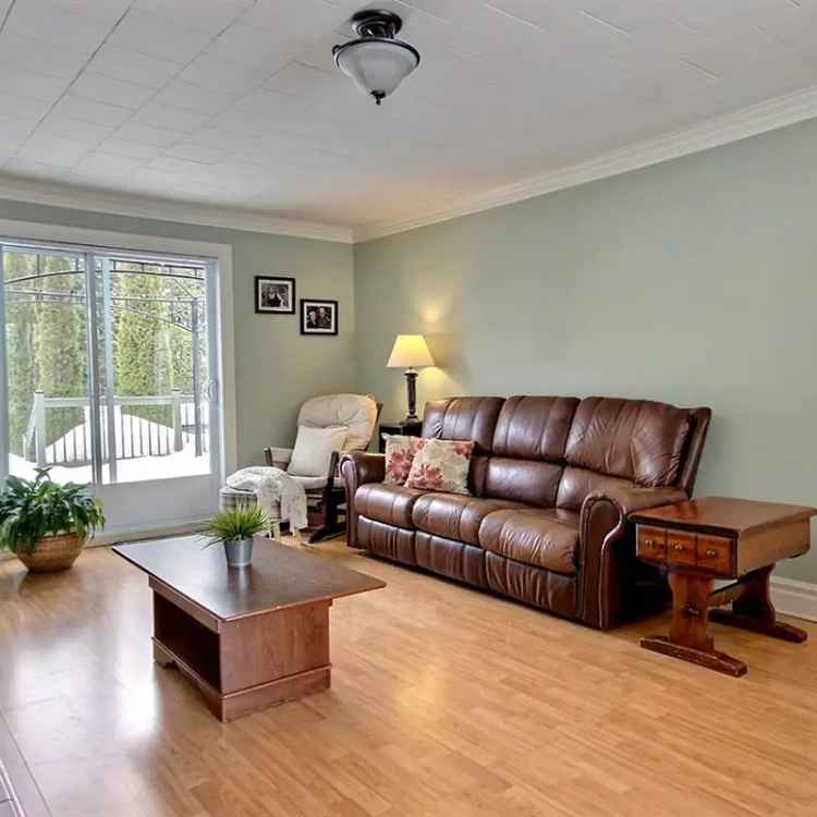 3-Bedroom Brick House Near Downtown Magog and Lake Memphremagog