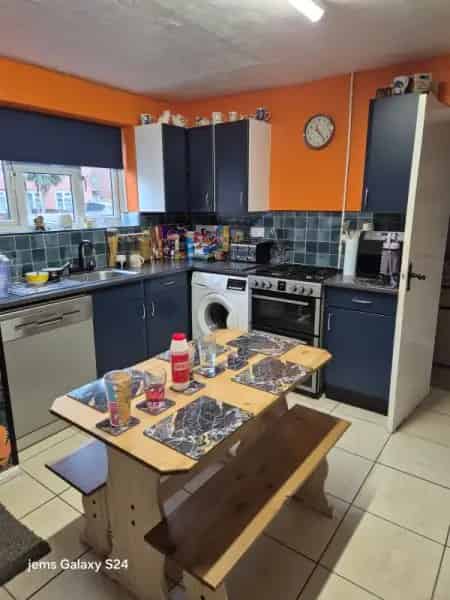3 Bed End Terrace House Near Shops and Schools