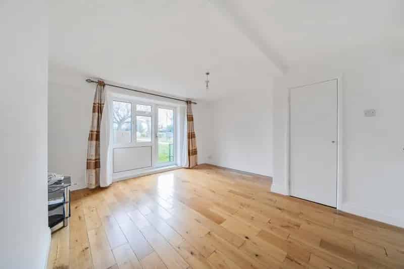 Refurbished Maisonette Near Schools Two Double Bedrooms
