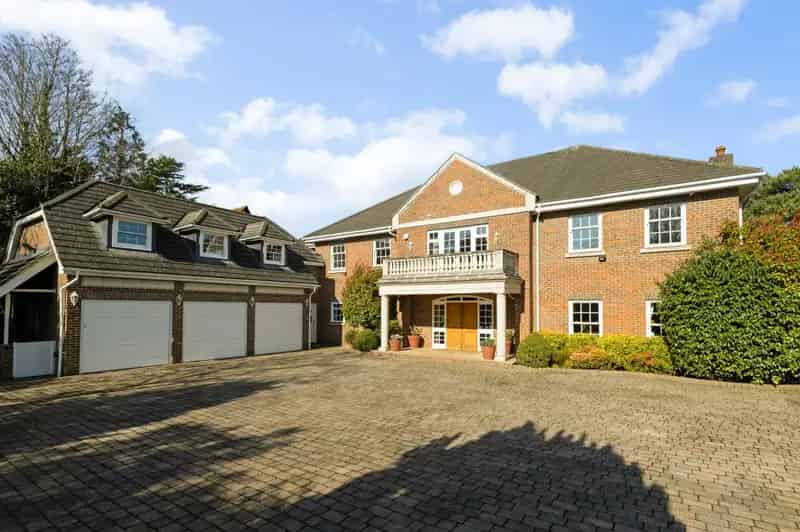 6 Bedroom Detached House for Sale in Cheam