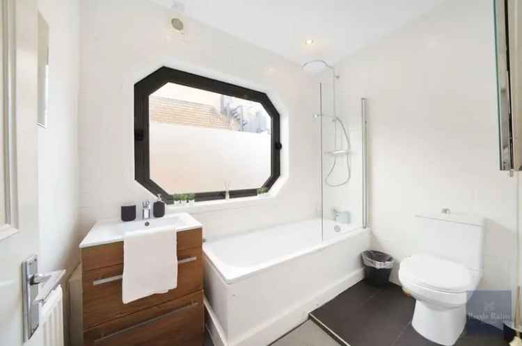 1 Bedroom Flat for Sale in London SE1 Near Waterloo Station