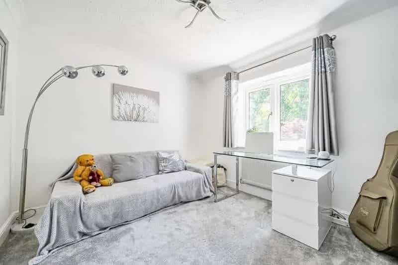 6 bed house for sale