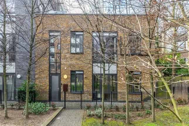 3-Bed 2-Bath Lateral Apartment Near Regents Park