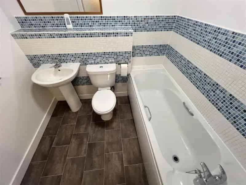 2 Double Bedroom Top Floor Apartment with Allocated Parking