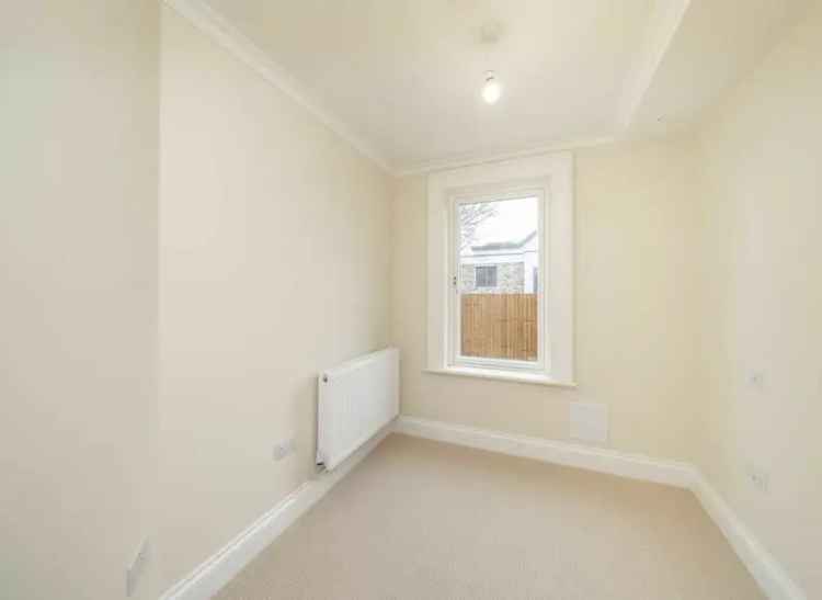 2 Bed Ground Floor Garden Flat  Allocated Parking Share of Freehold