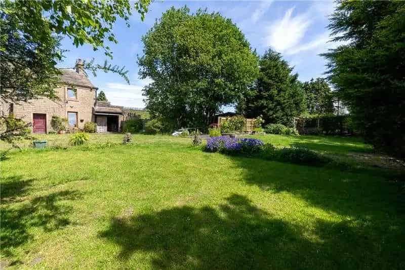 4 Bed House For Sale with Garden, Garage and 2 Fields