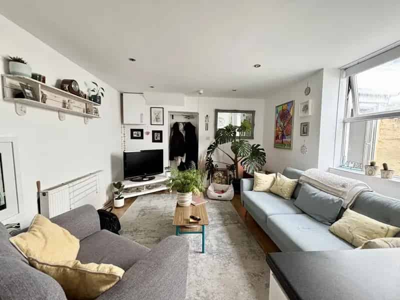 3 Flat End Terrace House Investment Auction 090925