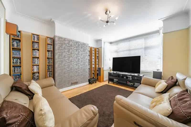 3 Bedroom House Near Stations and Amenities