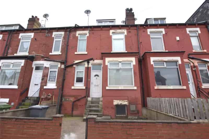 Double Fronted Mid Terraced House in Leeds LS9