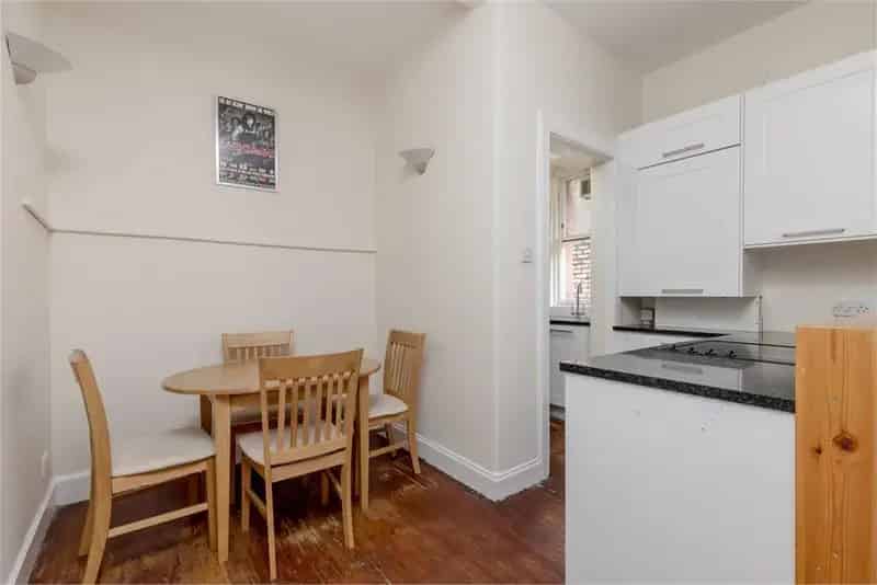 1 Bed Flat Basement with Reception Room Newly Decorated