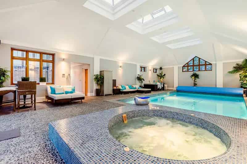 7 Bedroom Detached House with Indoor Pool and Cinema Room