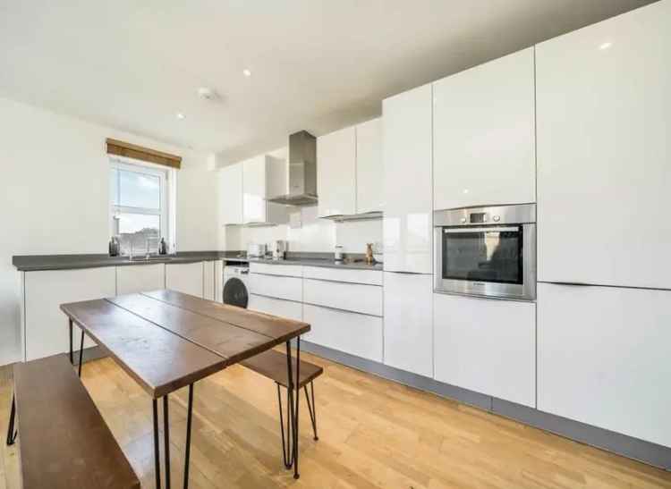 Flat For Sale in London, England