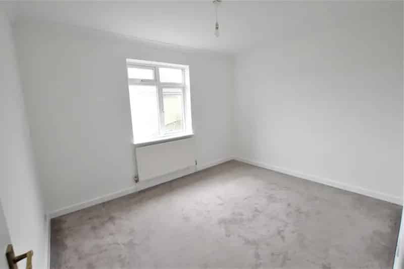 Spacious 2-Bedroom Apartment Near City Centre and Train Station
