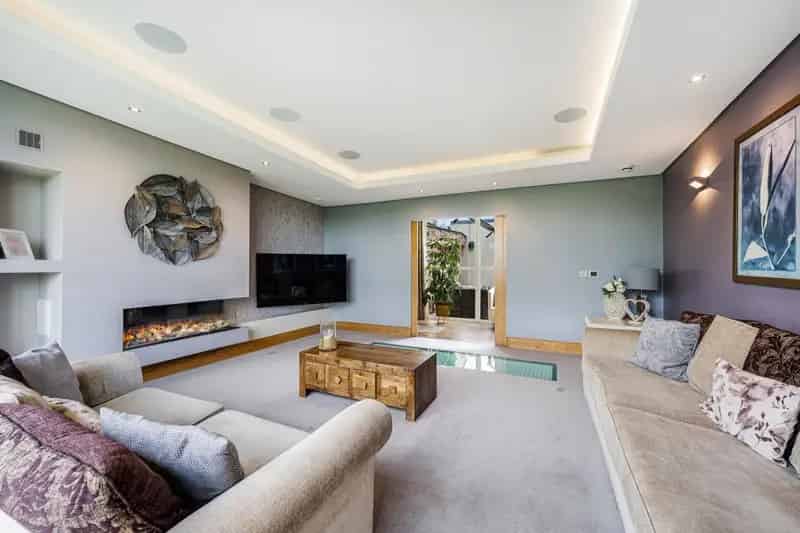 Luxury 4-Bed Detached House with Stunning Countryside Views