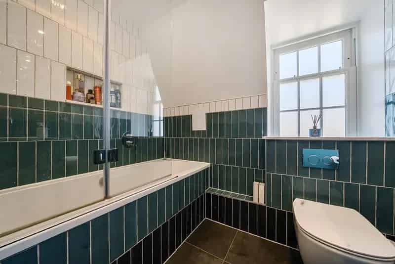 Top Floor One Bedroom Flat  Spacious Open Plan Living