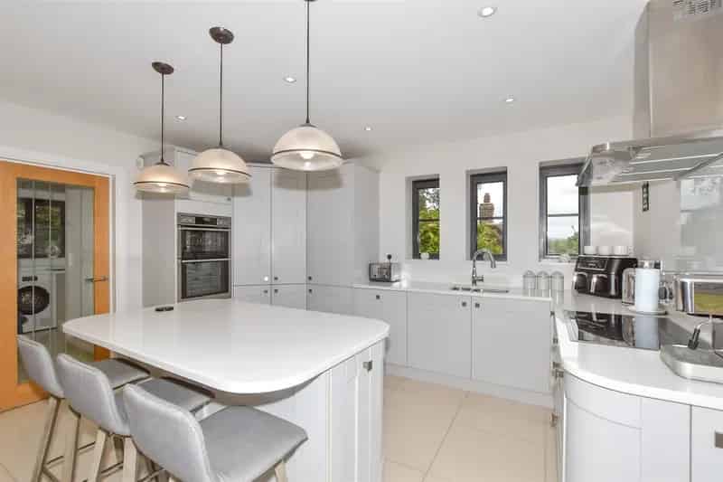 4 Bedroom Detached House for Sale Near Headcorn Station