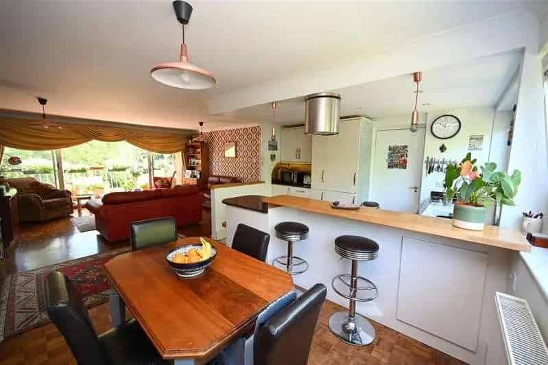 2 Bed Flat for Sale - Refurbished Apartment with Garage