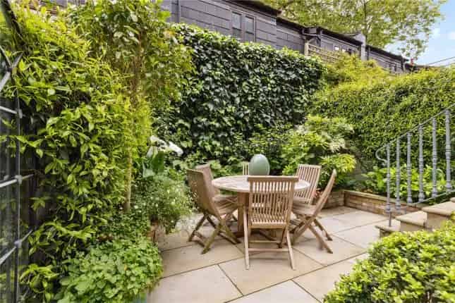 2-Bedroom Apartment with Private Garden in Chelsea SW10