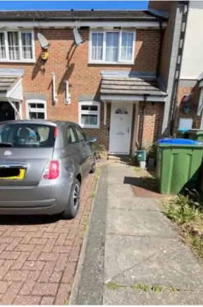 Large 2 Bed House with Garden and Drive
