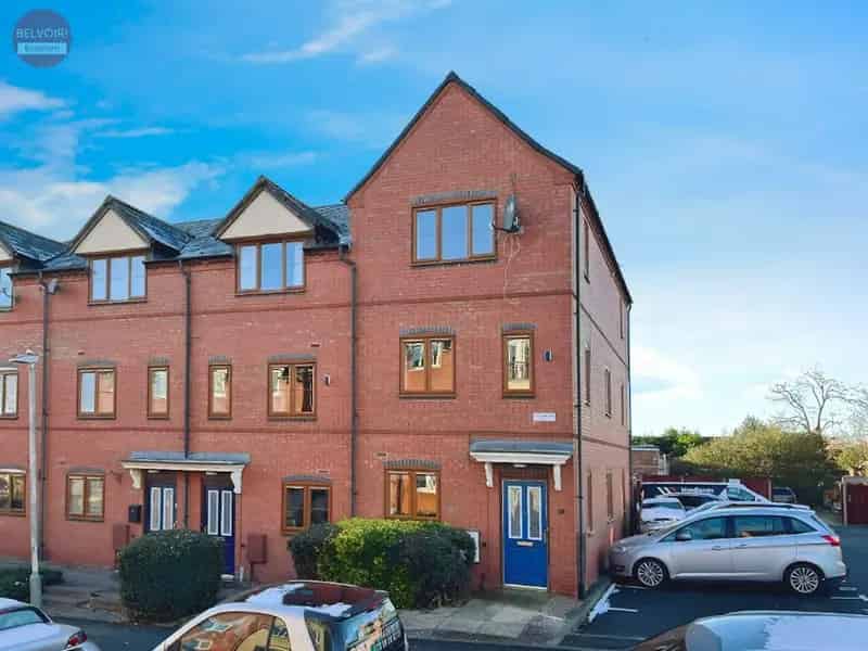 4-Bedroom House Near Evesham Station