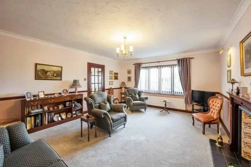3 Bed House with Conservatory and Garage