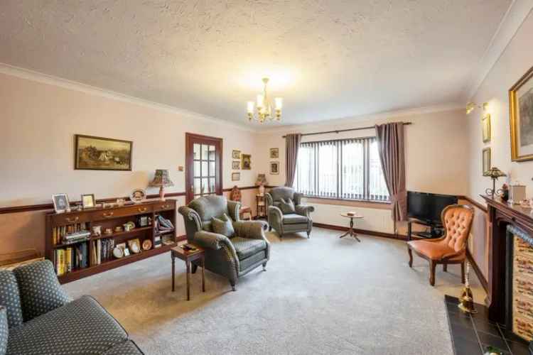 3 Bed House with Conservatory and Garage