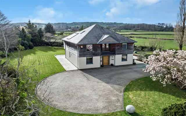 Modern Detached Home with Stunning Views and Extensive Gardens