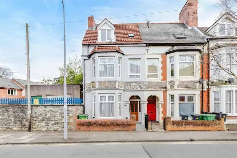 4 Bedroom End of Terrace House for Sale