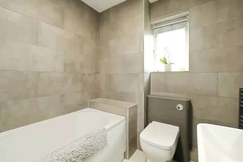 4 Bedroom Detached House with Garden Garage and Parking