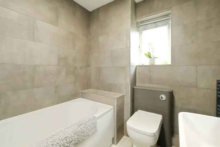 4 Bedroom Detached House with Garden Garage and Parking